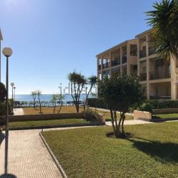 Innenhof der Wohnanlage, vorne gibt es eine Dusche für nach dem Strand