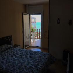 Eines der drei Schlafzimmer mit Blick aufs Meer